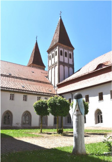 Blick vom Innenhof des ehemaligen Klosters auf die Türme des Heidenheimer Münsters